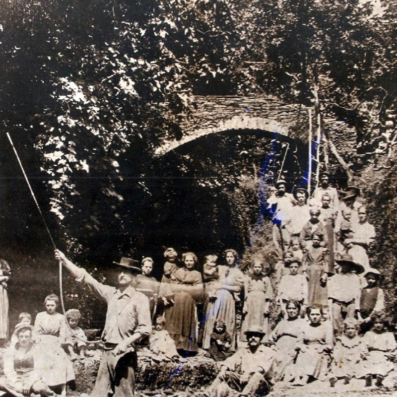 Famiglia Sivori nel 1907 durante lavori di viticoltura in valle dei Berissi. Foto concessa da Pietre Parlanti