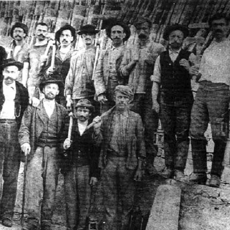 Cavatori a inizio Novecento. Foto concessa da Pietro Burzi