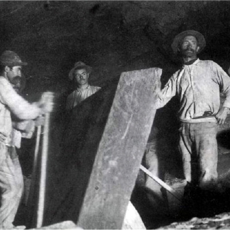 Cavatori intenti a ribaltare un blocco di ardesia. Collezione Eugenia de Ferrari