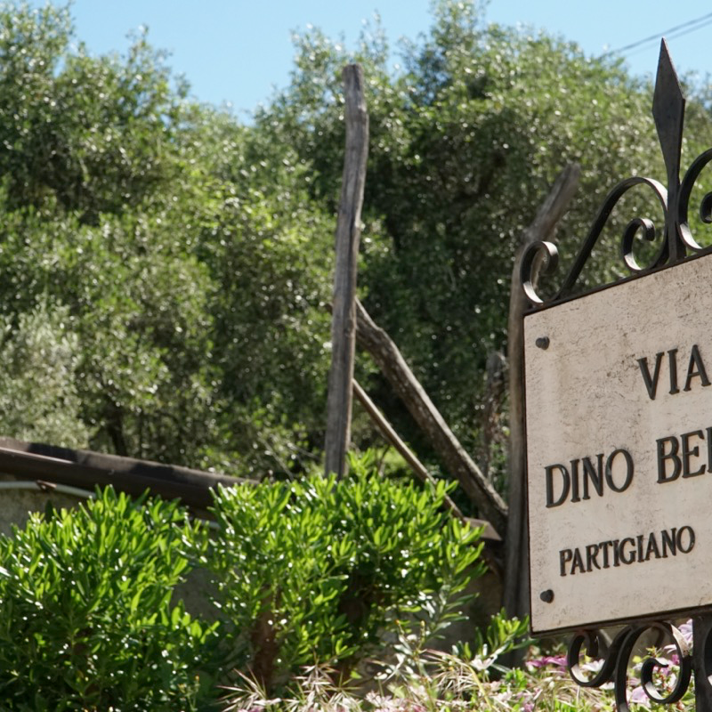 Targa dedicata al partigiano Dino Berisso, Cogorno alta. Foto di Dynamoscopio