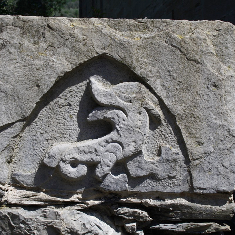 Rilievo con drago sul muretto a sinistra della Basilica dei Fieschi a San Salvatore di Cogorno. Foto di M. Chirico e I. Tartaglia
