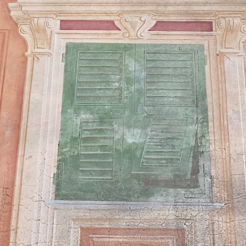 Finestra dipinta, Chiavari. Foto di Dynamoscopio