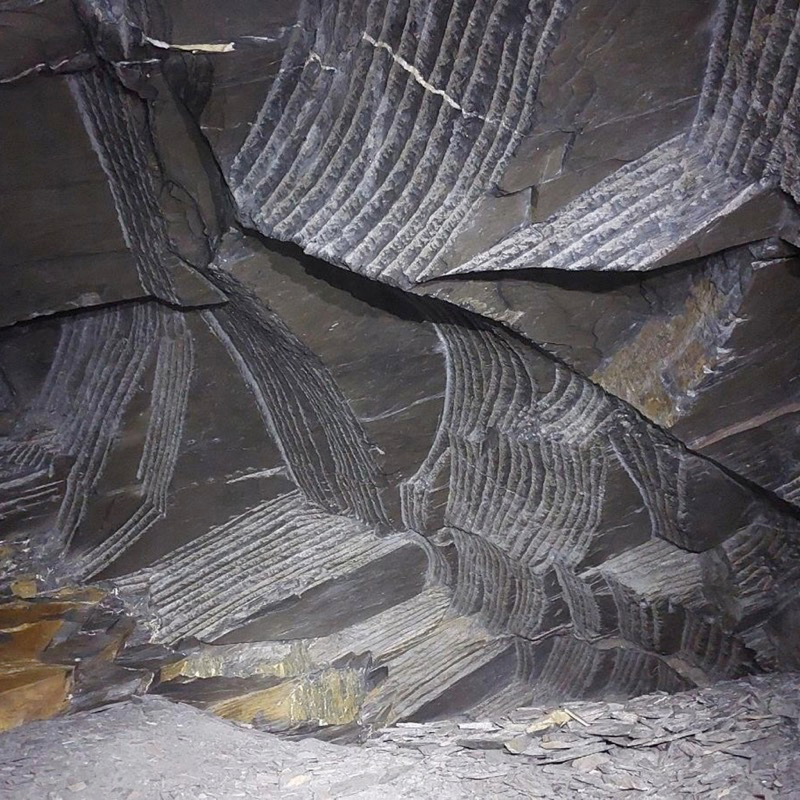 Segni di scalpello in cava. Foto concessa da Pietre Parlanti