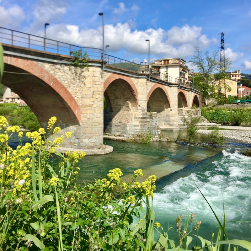 Vista sul Ponte della Maddalena fra Chiavari e Lavagna. Foto di Dynamoscopio