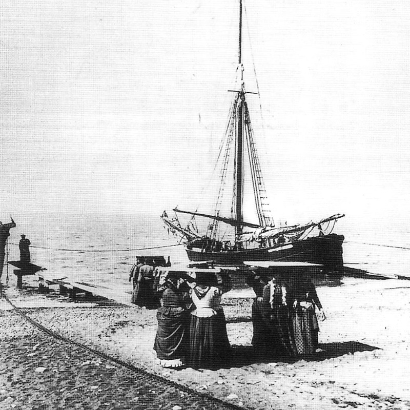 Portatrici sulla spiaggia di Lavagna. Foto da attribuire
