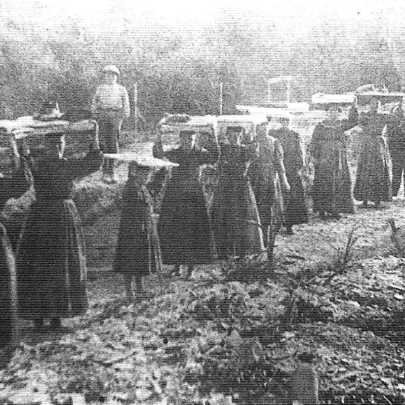 Portatrici di lastre di ardesia. Foto da attribuire