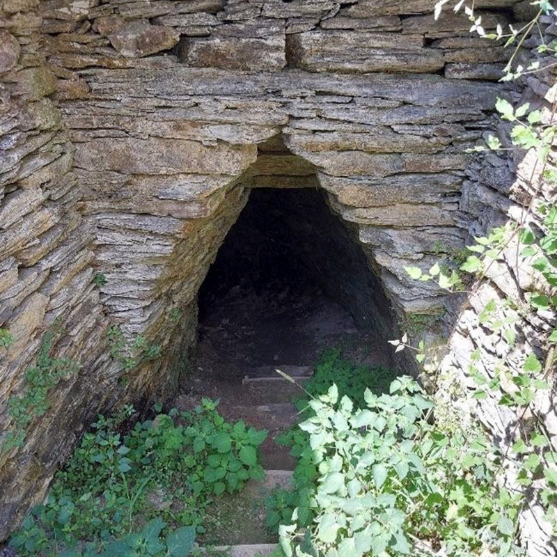 Ingresso di una cava sul Monte Capenardo. Foto concessa da Pietre Parlanti
