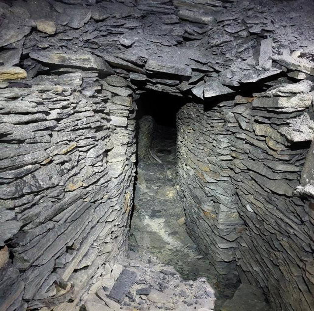 Galleria di una cava abbandonata, costruita con ardesie di scarto. Foto concessa da Pietre Parlanti