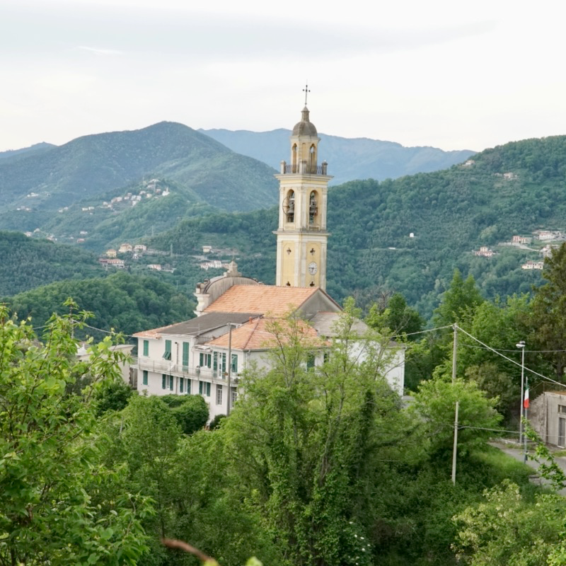 Vista sulla Chiesa parrocchiale di S. Maria Monticelli, frazione Monticelli, Cogorno. Foto di Dynamoscopio